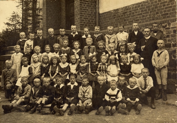 Evangelische Volksschule Schladern um 1915
